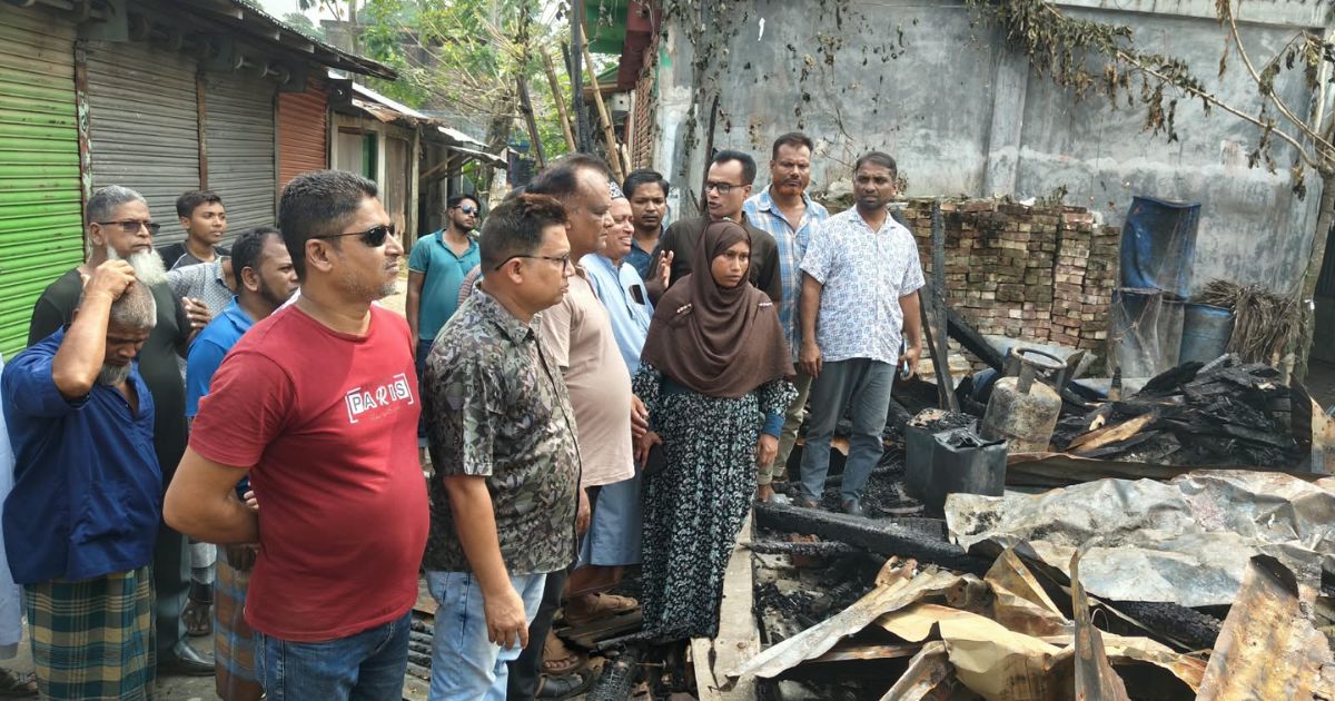 অগ্নিকাণ্ডে ভস্মীভূত হোটেল, ক্ষতি ১০ লাখ টাকা