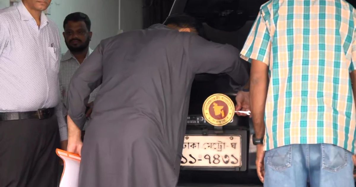 গাড়ি থেকে নিজেই সরকারি লোগো খুললেন ইশরাক হোসেন
