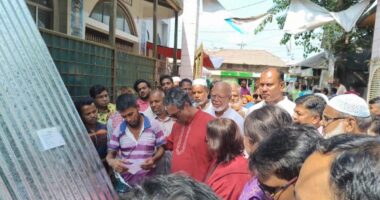 নদী ভাঙ্গণে ক্ষতিগ্রস্থ পরিবারের মাঝে ঢেউটিন ও চেক বিতরণ করলেন স্বাস্থ্য প্রতিমন্ত্রী