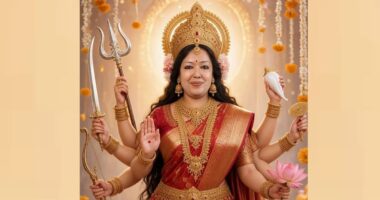 মা দেবীরূপে রুমিন ফারহানা, দিলেন সমালোচনার কড়া জবাব