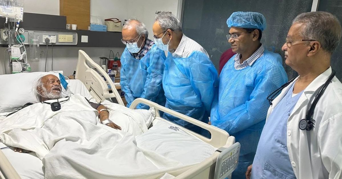 অসুস্থ স্থানীয় সরকার মন্ত্রী ও ভূমি মন্ত্রী দেখতে হাসপাতালে গেলেন বিএনপির ভারপ্রাপ্ত মহাসচিব রুহুল কবির রিজভী