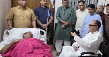 নিজের অসুস্থতা নিয়েই ভূমিমন্ত্রী মিনুকে দেখতে হাসপাতালে মির্জা আব্বাস