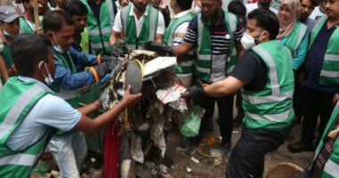 নিজ হাতে ময়লা আবর্জনা পরিষ্কার করলেন প্রতিমন্ত্রী ইশরাক