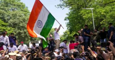 সিইসির পদত্যাগের দাবিতে বিক্ষোভ, পতাকা হাতে ব্যারিকেডে উঠলেন রাহুল গান্ধী