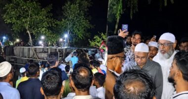 পথচারীকে বাঁচাতে গিয়ে খাদে পড়ল জামায়াতের লংমার্চ ফেরত বাস, আহত ৩০