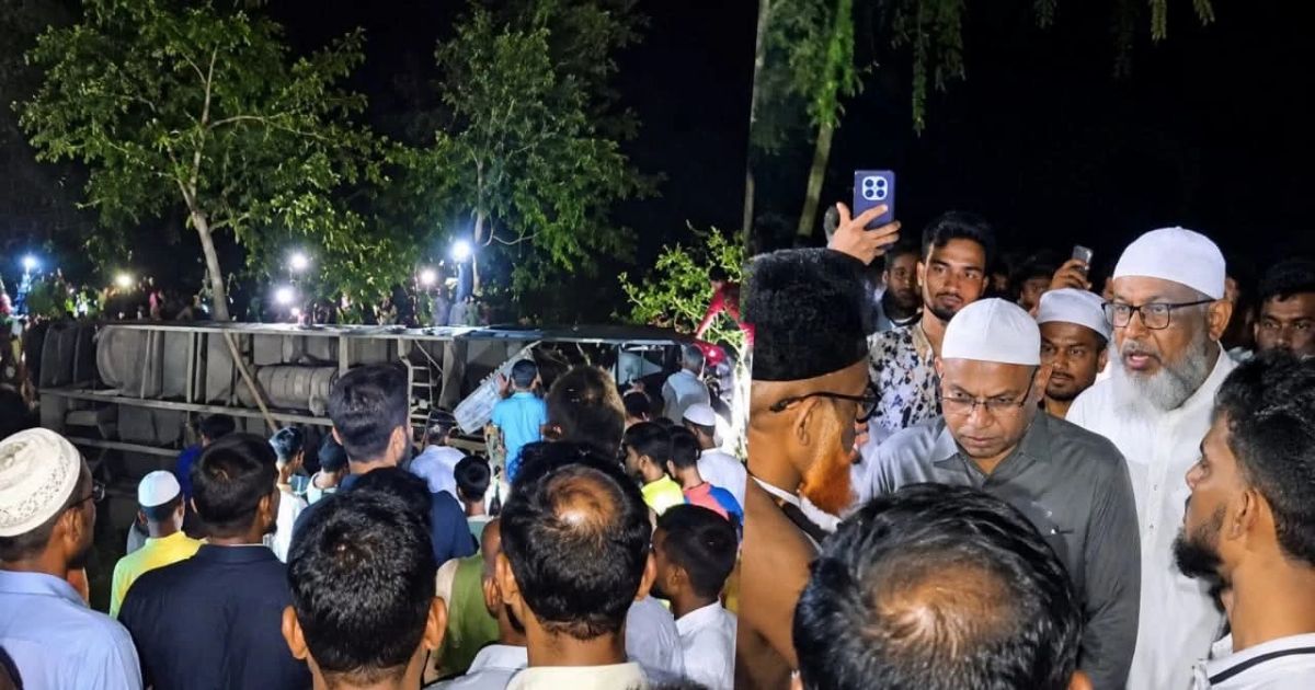 পথচারীকে বাঁচাতে গিয়ে খাদে পড়ল জামায়াতের লংমার্চ ফেরত বাস, আহত ৩০